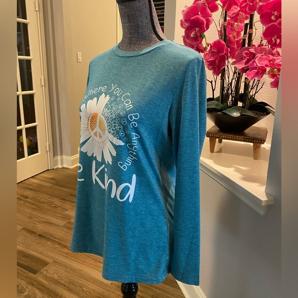 NWT Woman’s Long Sleeve Tee Be Kind Shirt - Picture 4 of 8